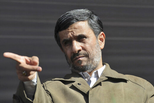 انتقاد احمدی‌نژاد از آنان که «در کره ماه زندگی» می کنند: اجازه ندارید کشتی کشور و مردم را سوراخ کنید