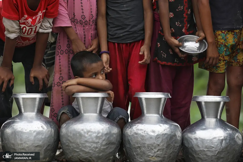 صف آب آشامیدنی در مناطق سیل زده بنگلادش