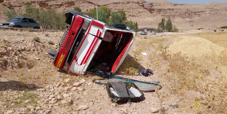 واژگونی مینی‌بوس حادثه‌ساز شد