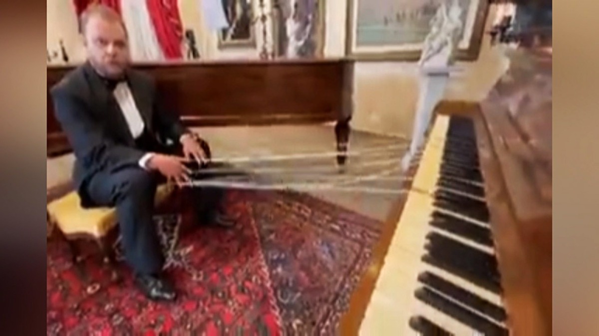 پیانو نوازی از راه دور!!