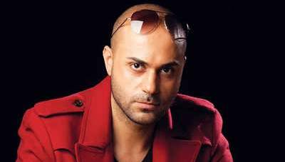 اجرای آهنگ «تماشایی» با صدای حمید حامی