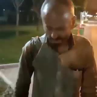 صدای جادویی و حیرت‌انگیز یک زباله‌گرد هنرمند