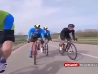 سقوط همزمان دوچرخه سوارها با یک اشتباه!