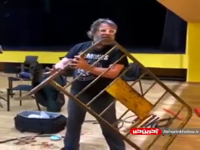 موسیقیدانِ اسپانیایی که با نرده فلوت میزنه!