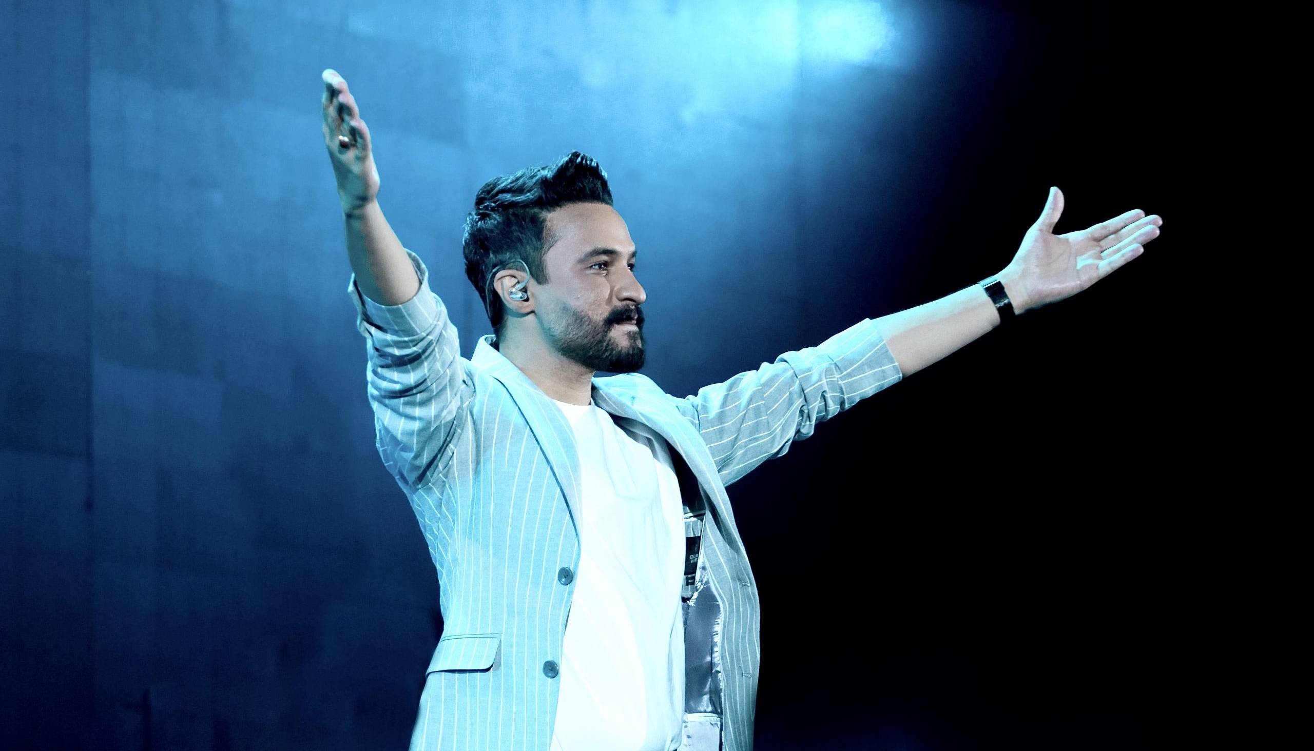 اجرای قطعه «ساری گلین» در کنسرت راغب