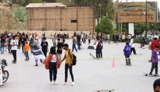 روزنامه همشهری: دختران شیرازی که کشف حجاب کردند ضدانقلاب نیستند
