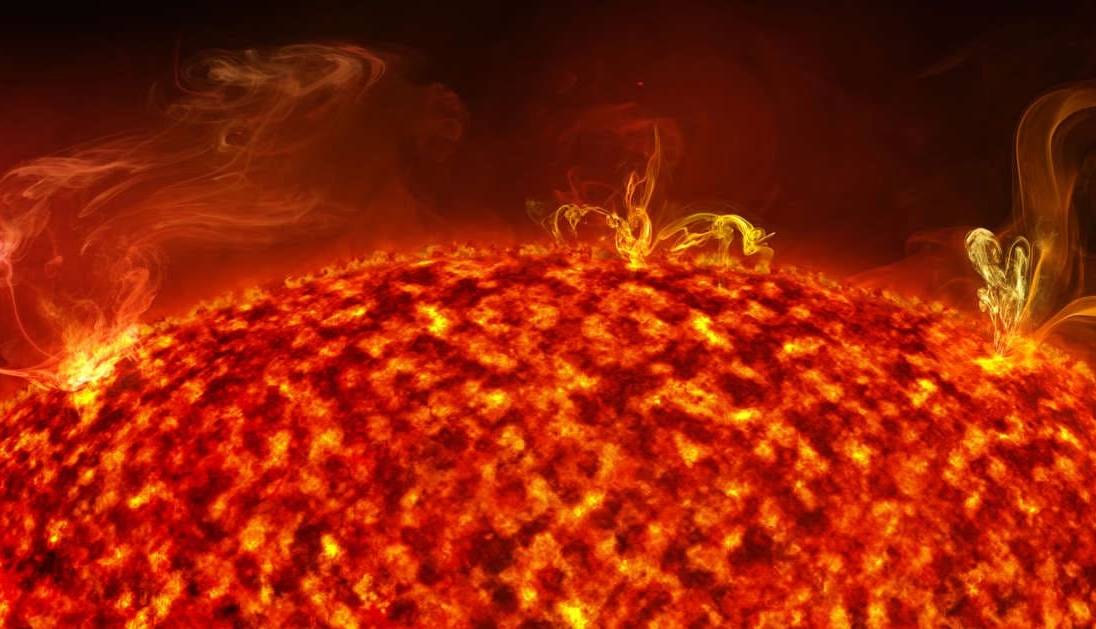 مشاهده یک لکه غول‌پیکر با سه برابر اندازه زمین روی خورشید؛ آیا باید نگران باشیم؟