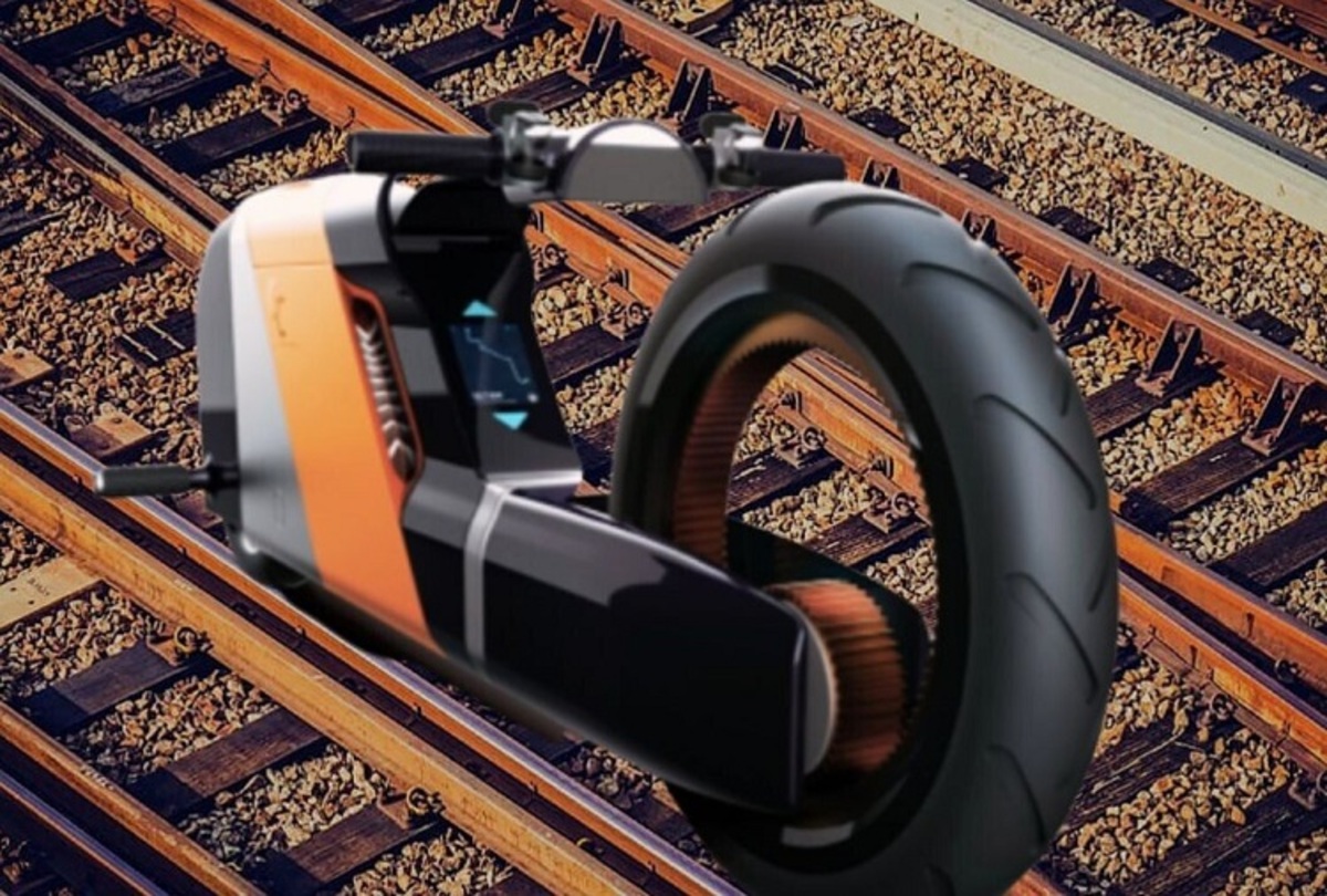 موتورسیکلت عجیبی که روی ریل راه آهن حرکت می‌کند!