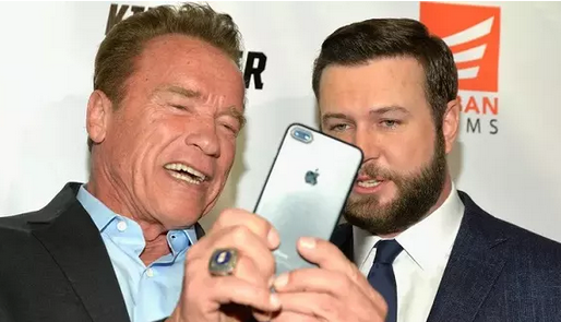 چرا گوشی دست شخصیت های شرور فیلم‌ها، هیچ وقت آیفون نیست؟