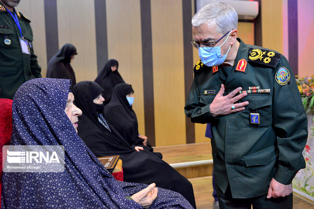 عکس/ ادای احترام سرلشکر باقری به مادران شهدا