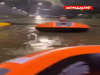 راه حل جالب شهروندان روسیه برای تردد در سیلاب