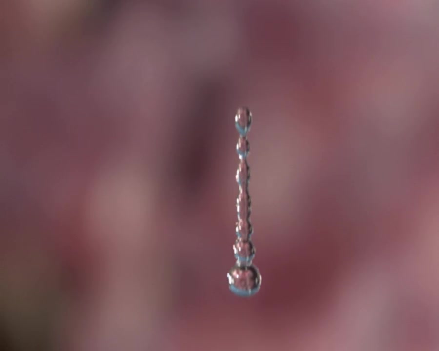 اسلوموشن افتادن قطره آب در چشم