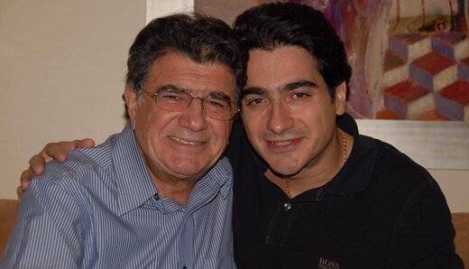 بوسه همایون شجریان بر تصویر پدرش وسط کنسرت