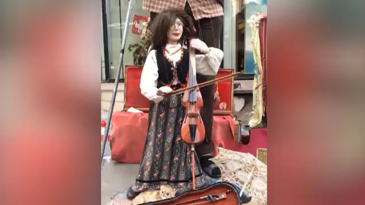 ویولون نوازی یک عروسک