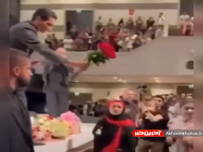 لحظه گل دادن همایون شجریان به سحر دولتشاهی در پایان کنسرت
