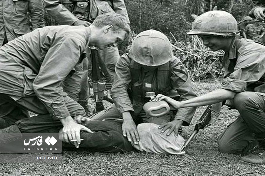 عکس/ شکنجه سرباز ویتنامی توسط سربازان آمریکایی