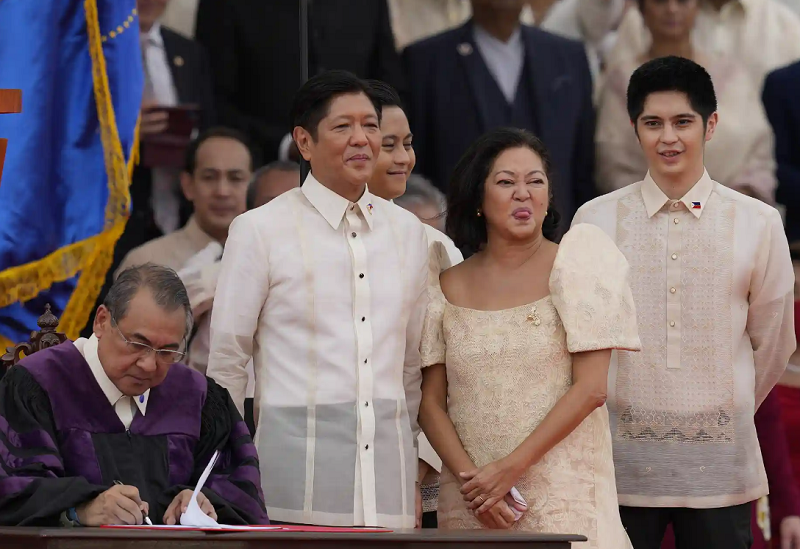 ژست متفاوت همسر رئیس جمهور فیلیپین در مراسم سوگند 