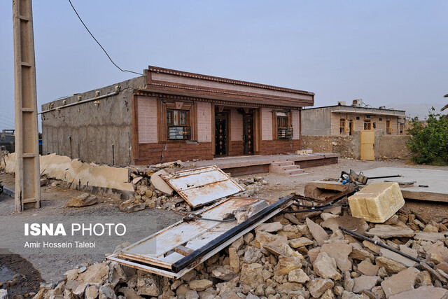 اعطای ۴۰۰ کانکس به خانوارهای زلزله‌زده هرمزگان