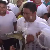 ازدواج عجیب شهردار مکزیکی با تمساح ۷ ساله!