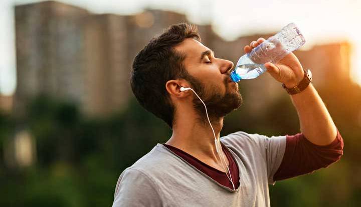 آیا آب می تواند به کاهش وزن کمک کند؟  