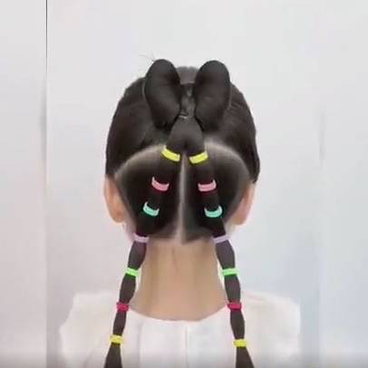 بافت دخترانه پشت موها