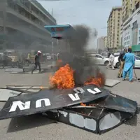 معترضان خشمگین در پاکستان، بیلبوردهای سامسونگ را به آتش کشیدند