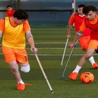 هنرنمایی در عرصه فوتبال با یک پا!