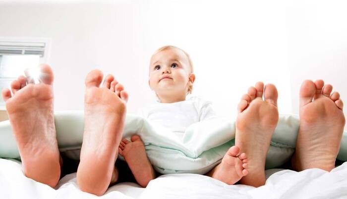 عواقب خوابیدن کودک کنار والدین را جدی بگیرید