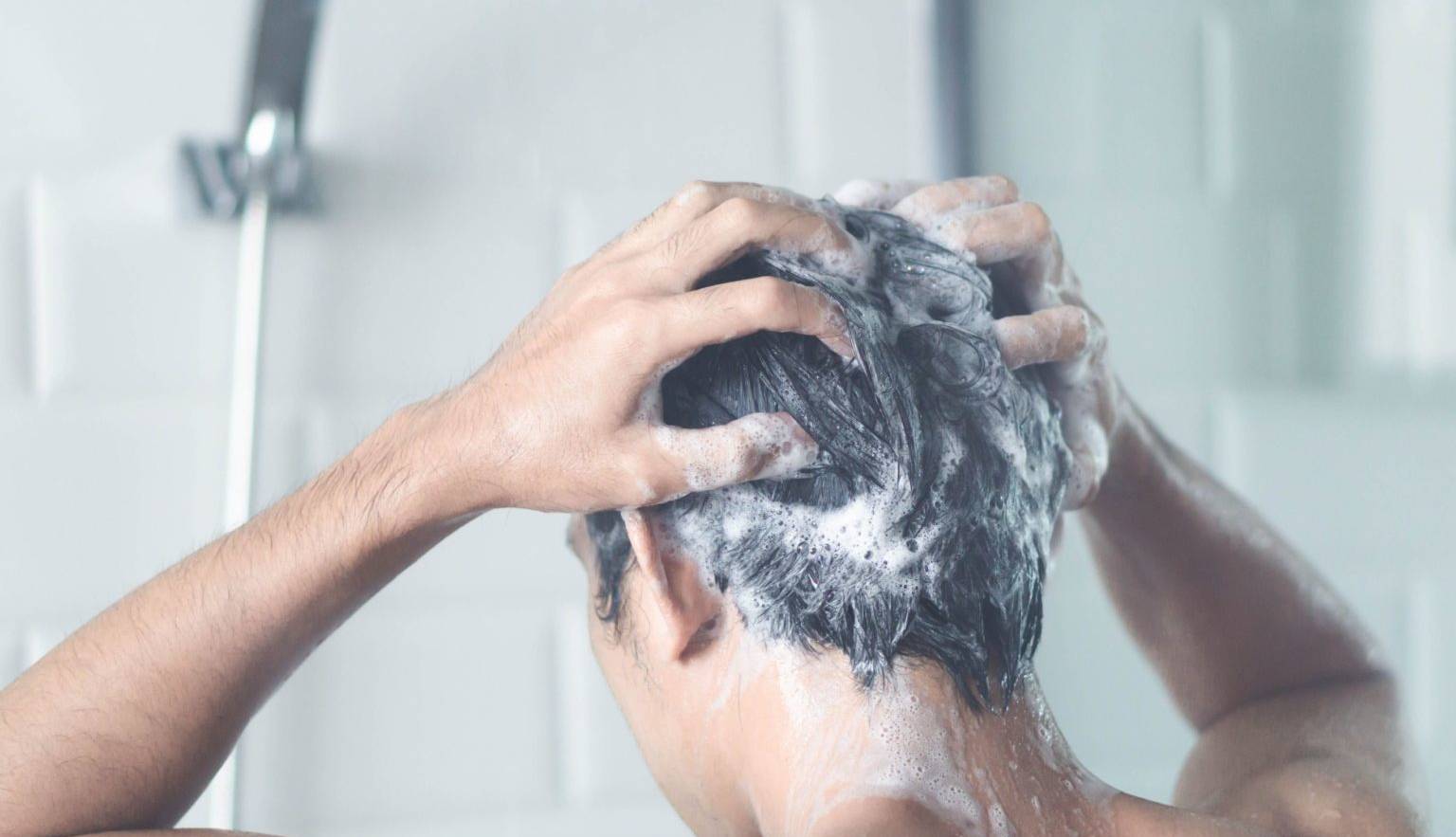 کدام محصولات آرایشی و بهداشتی آقایان را مستعد ریزش مو و طاسی می‌کند؟