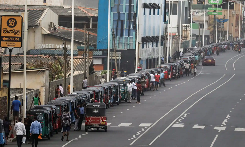 صف عجیب ریکشاها برای سوخت در سریلانکا