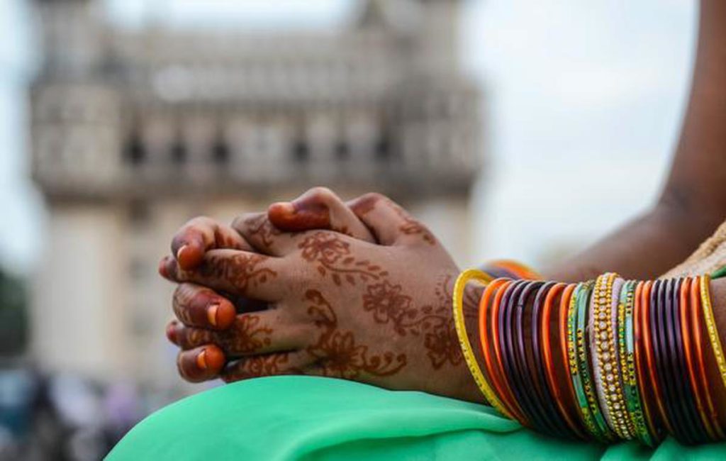 مجازات کول کردن شوهر و گرداندن در خیابان برای زن هندی متهم به خیانت