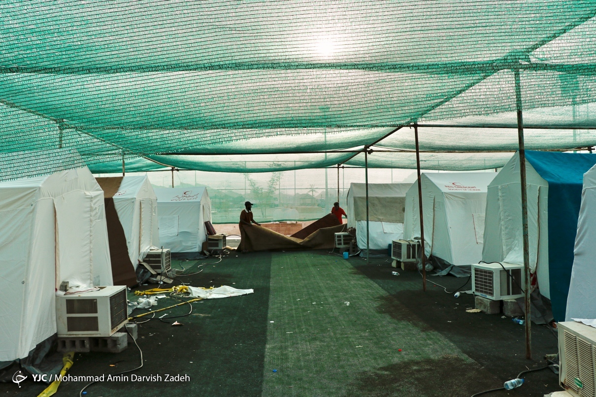 عکس/ نصب سایه بان و کولر برای چادرهای زلزله زدگان در هرمزگان