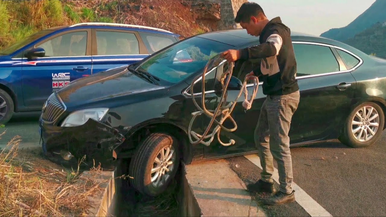 راهکاری ساده برای بیرون کشیدن خودروی گیرافتاده در جوی آب