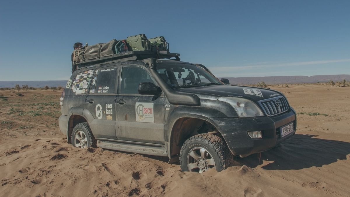 اقدامات لازم برای خروج خودروی در گِل گیر کرده اقدامات لازم برای خروج خودروی در گِل گیر کرده