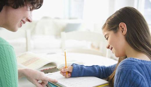 به‌ خاطر کارنامه بچه‌مان به او جایزه بدهیم یا نه؟