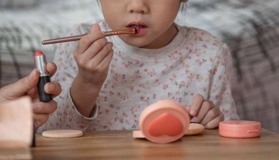 آرایش چه خطراتی برای بچه‌ها دارد؟