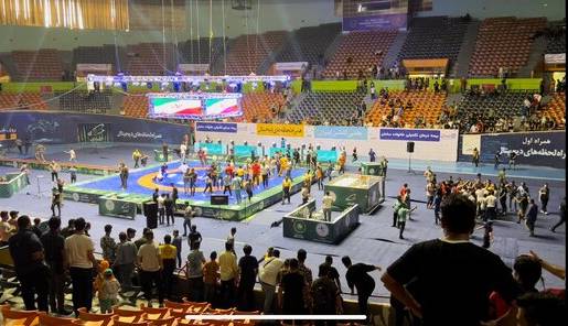 حبس کامران قاسمپور و محمدیان در سالن گرم آزادی/ تماشاگران در را شکستند!