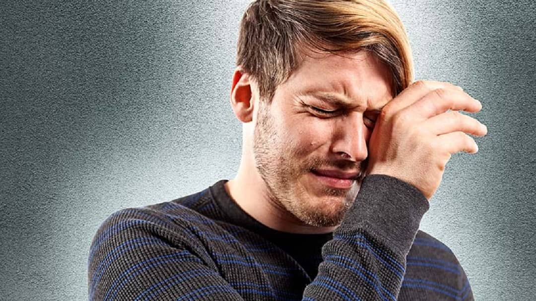 گریه مرد جلوی زنش اشکال دارد یا نه؟
