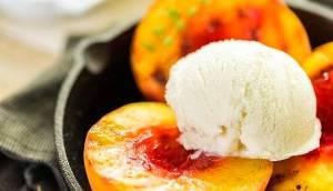 «بستنی هلویی» رژیمی را بدون شکر درست کنید