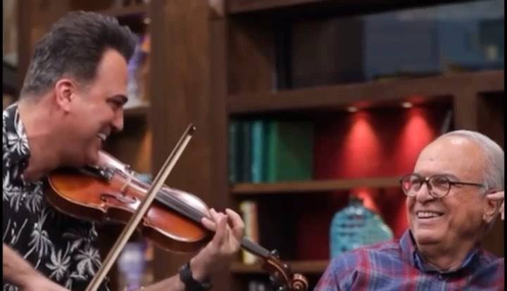 ویولن زدن حامد آهنگی برای رضا نیکخواه