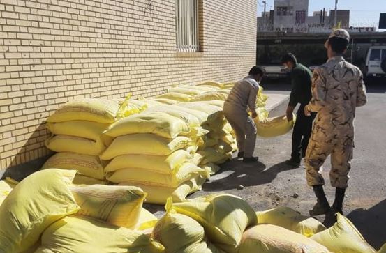 توزیع برنج و ماکارونی در مناطق محروم سیستان و بلوچستان توسط سپاه