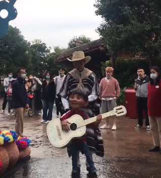 خوانندگی و نوازندگی جالب یک عروسک