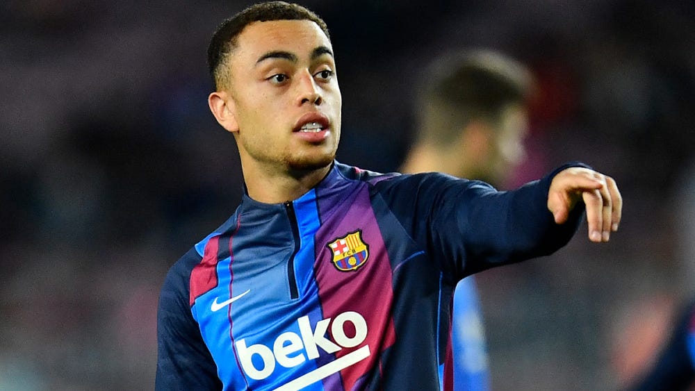 انتقال به چلسی؟ نه، از بارسلونا تکان نمی‌خورم