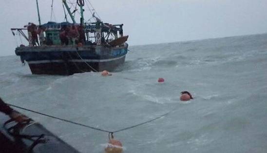 پاکستانی ها ماهیگیران ایرانی را نجات دادند؛ جزئیات سرگردان شدن ۶ ماهیگیر