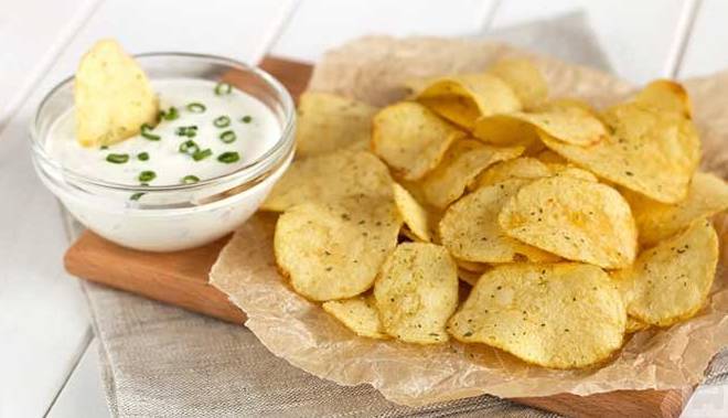 عصرانه/ طرز تهیه «چیپس پیاز و جعفری» خانگی