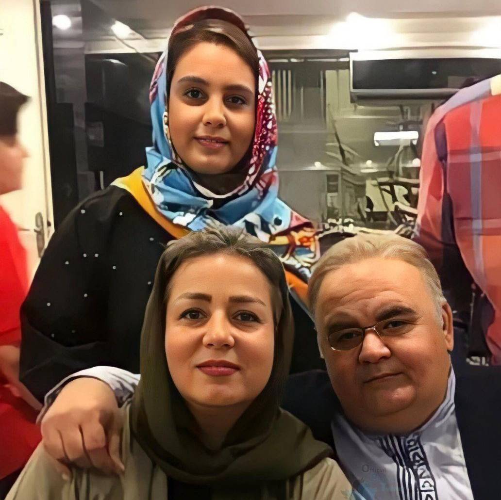 اکبر عبدی به همراه همسر و دخترش
