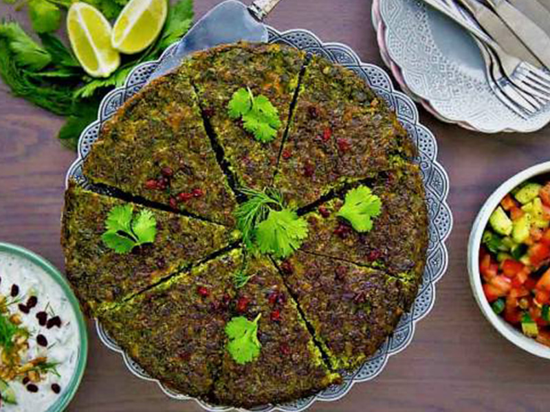 شام/ دستور تهیه «کوکو سبزی» در فر به روش هتلی