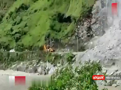 لحظه فرار میلیمتری مسافران از مرگ در پی ریزش کوه در جاده هراز