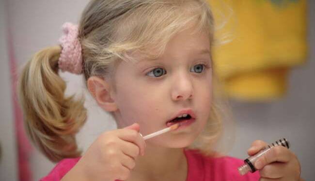 با علاقه کودکان به آرایش‌کردن چه کنیم؟