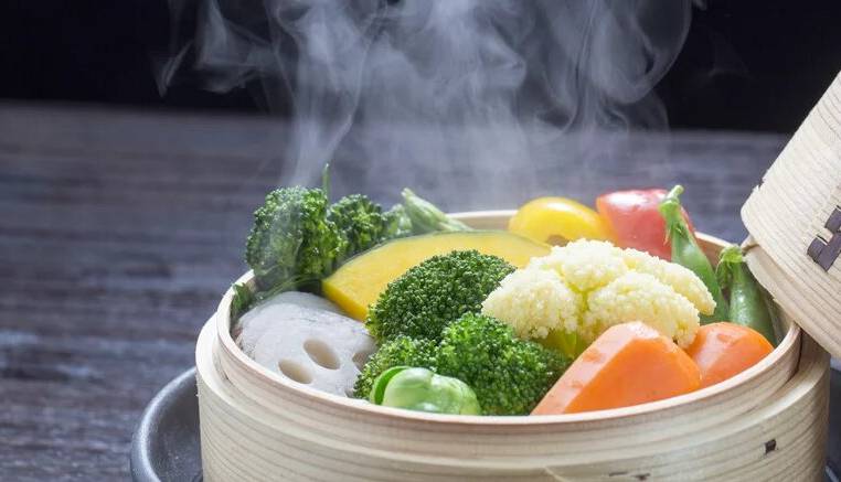 ۴ اشتباهی که هنگام بخارپز کردن غذاها نباید انجام داد